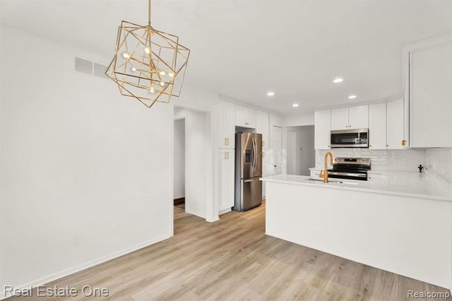 194 E Long Lake Road, Troy, MI 48085