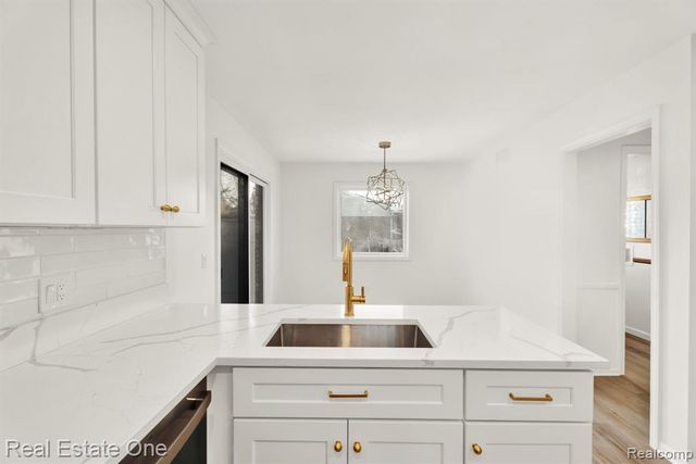 194 E Long Lake Road, Troy, MI 48085