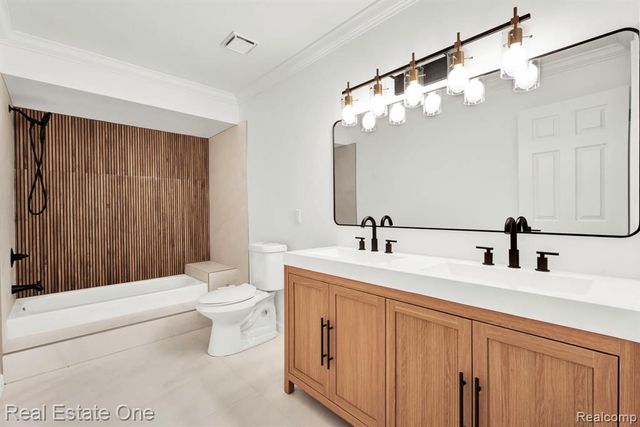 194 E Long Lake Road, Troy, MI 48085