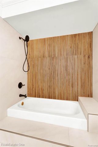 194 E Long Lake Road, Troy, MI 48085