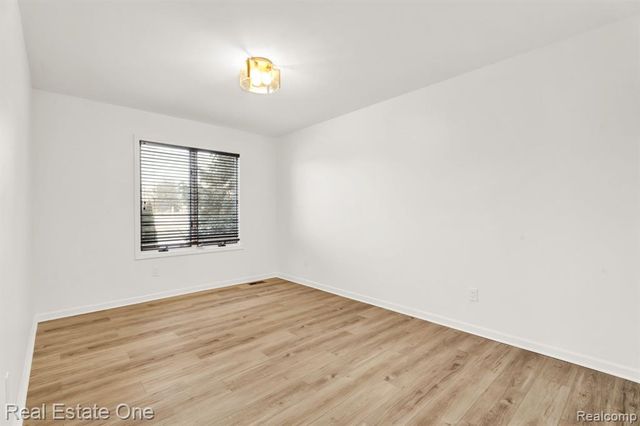 194 E Long Lake Road, Troy, MI 48085