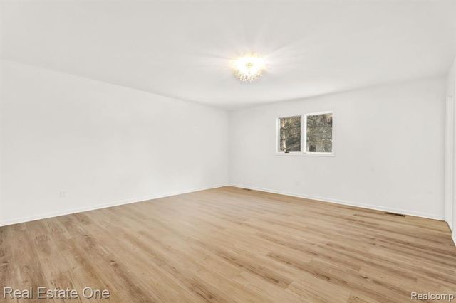 194 E Long Lake Road, Troy, MI 48085