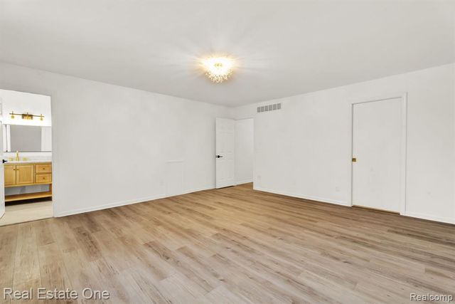 194 E Long Lake Road, Troy, MI 48085