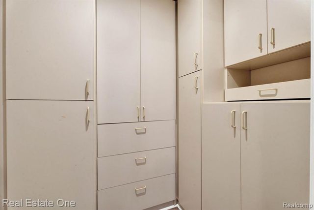 194 E Long Lake Road, Troy, MI 48085