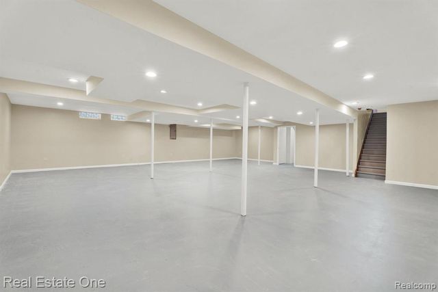 194 E Long Lake Road, Troy, MI 48085