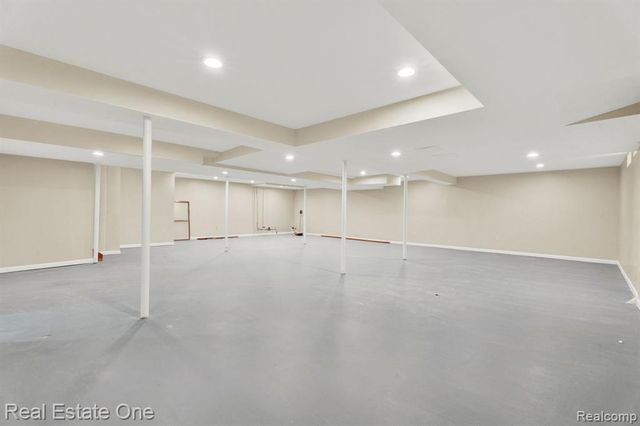 194 E Long Lake Road, Troy, MI 48085