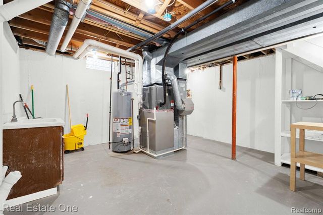 194 E Long Lake Road, Troy, MI 48085