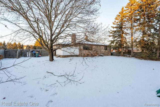 194 E Long Lake Road, Troy, MI 48085