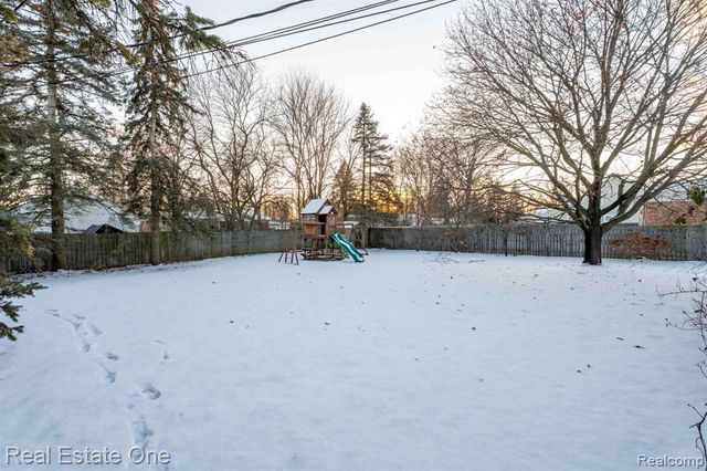 194 E Long Lake Road, Troy, MI 48085