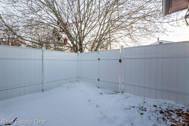 194 E Long Lake Road, Troy, MI 48085