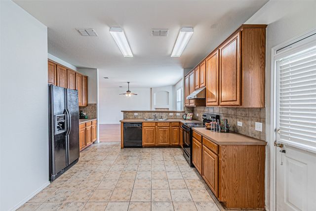 7804 Hidden Path Lane, Denton, TX 76210