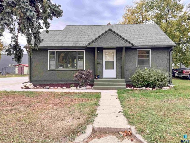 1221 E 12th St Street, Sioux Falls, SD 57103