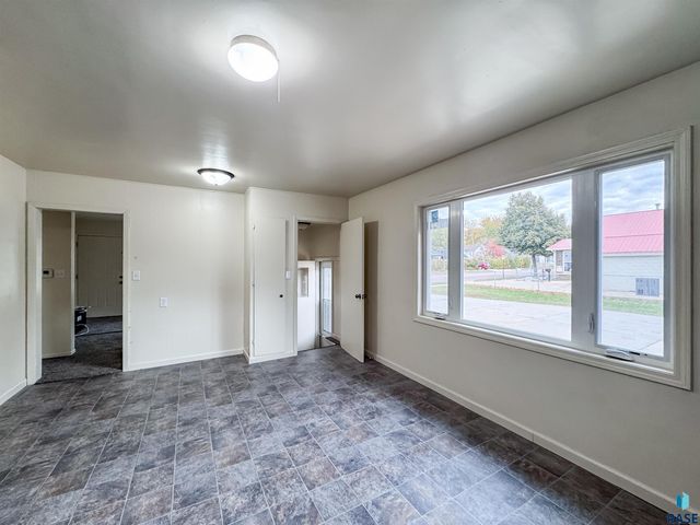 1221 E 12th St Street, Sioux Falls, SD 57103