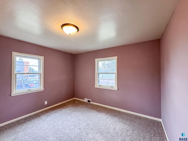 1221 E 12th St Street, Sioux Falls, SD 57103