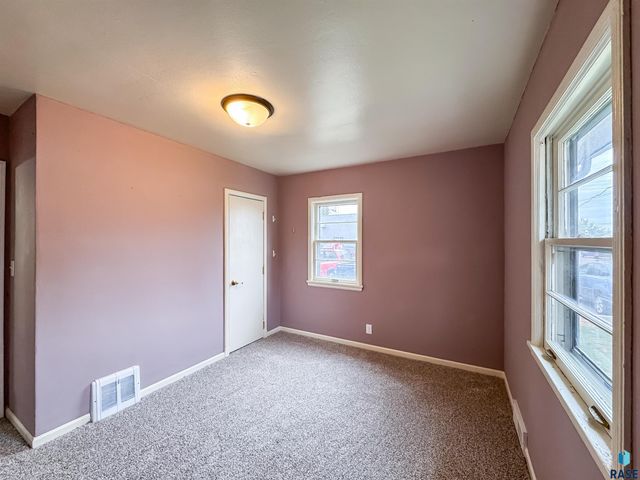 1221 E 12th St Street, Sioux Falls, SD 57103