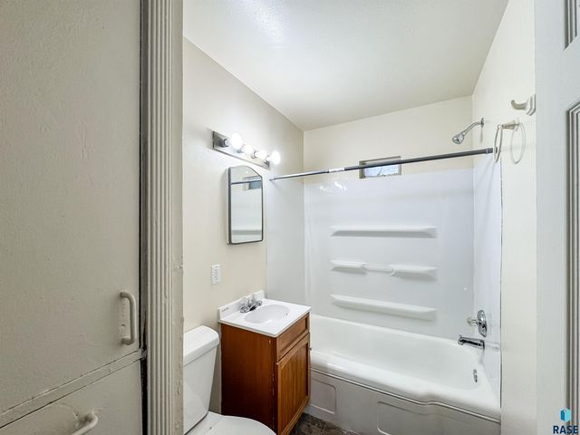 1221 E 12th St Street, Sioux Falls, SD 57103