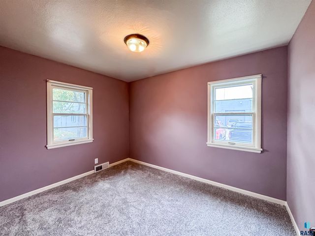 1221 E 12th St Street, Sioux Falls, SD 57103