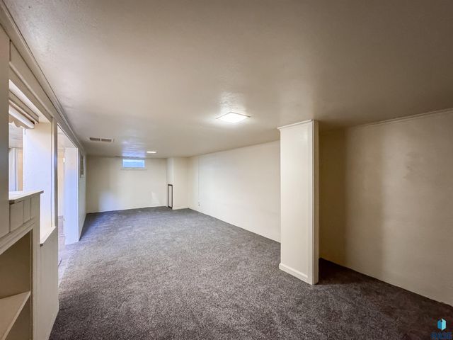 1221 E 12th St Street, Sioux Falls, SD 57103