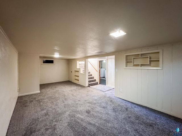 1221 E 12th St Street, Sioux Falls, SD 57103