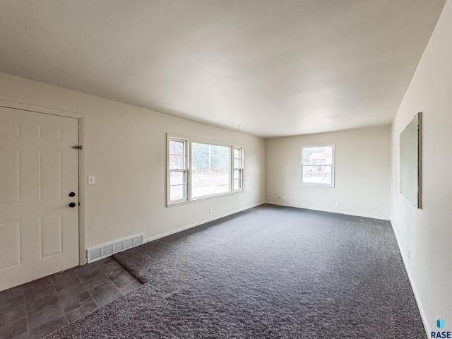 1221 E 12th St Street, Sioux Falls, SD 57103