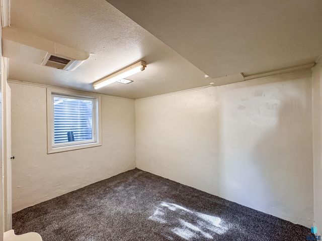 1221 E 12th St Street, Sioux Falls, SD 57103