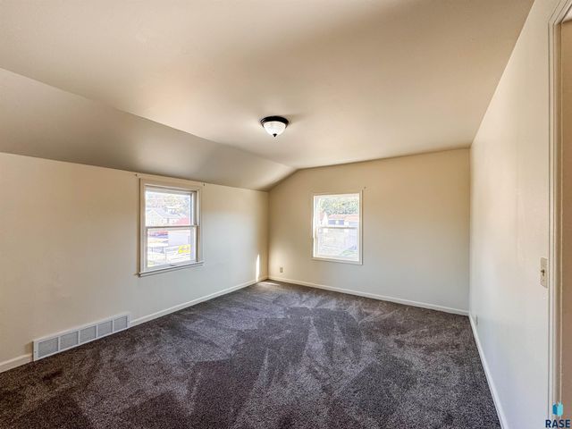 1221 E 12th St Street, Sioux Falls, SD 57103