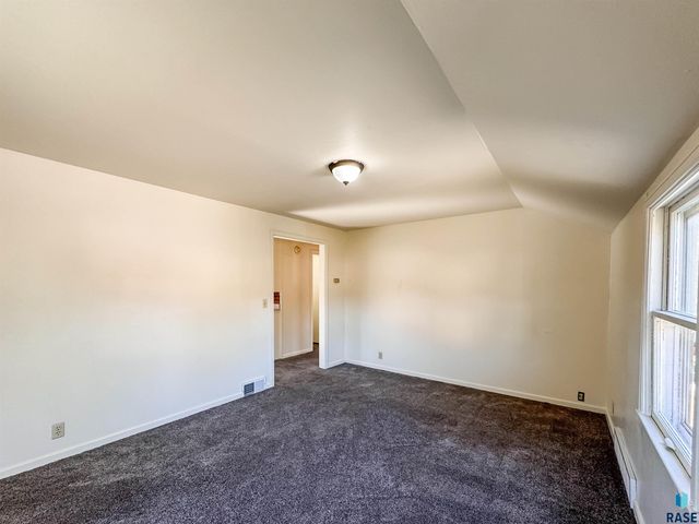 1221 E 12th St Street, Sioux Falls, SD 57103