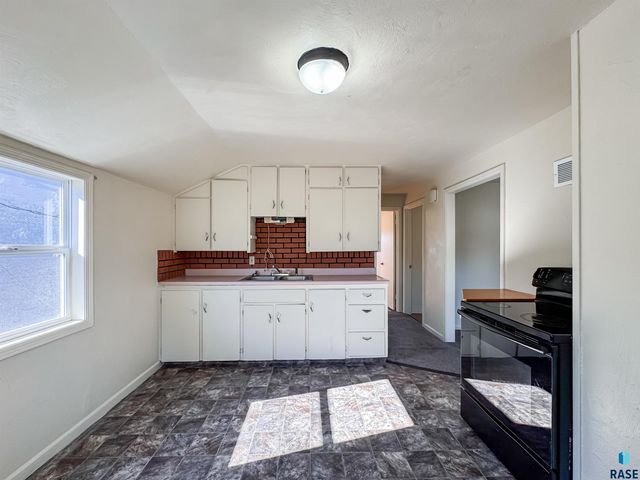 1221 E 12th St Street, Sioux Falls, SD 57103