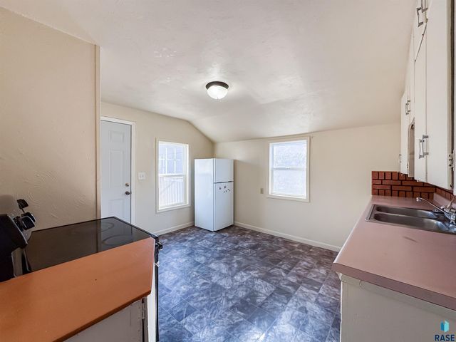 1221 E 12th St Street, Sioux Falls, SD 57103