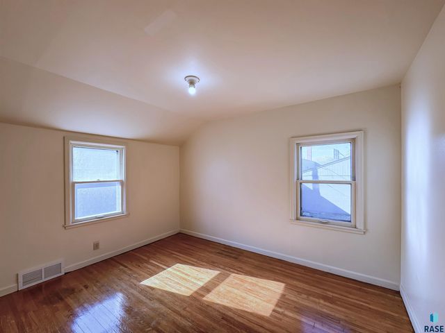 1221 E 12th St Street, Sioux Falls, SD 57103