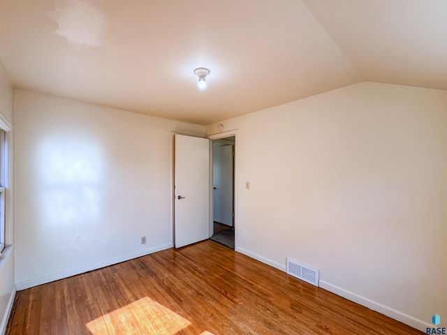 1221 E 12th St Street, Sioux Falls, SD 57103