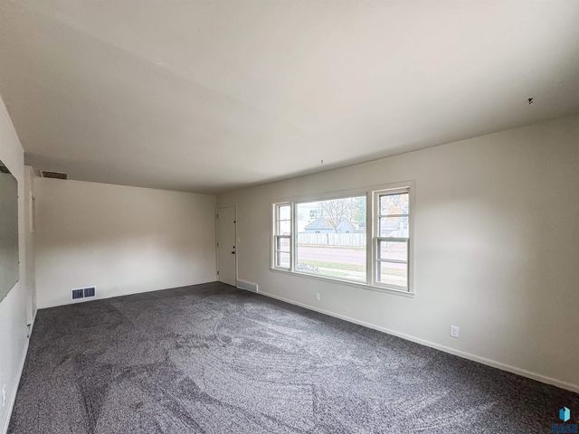 1221 E 12th St Street, Sioux Falls, SD 57103