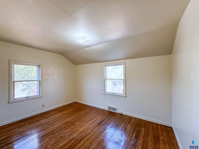 1221 E 12th St Street, Sioux Falls, SD 57103