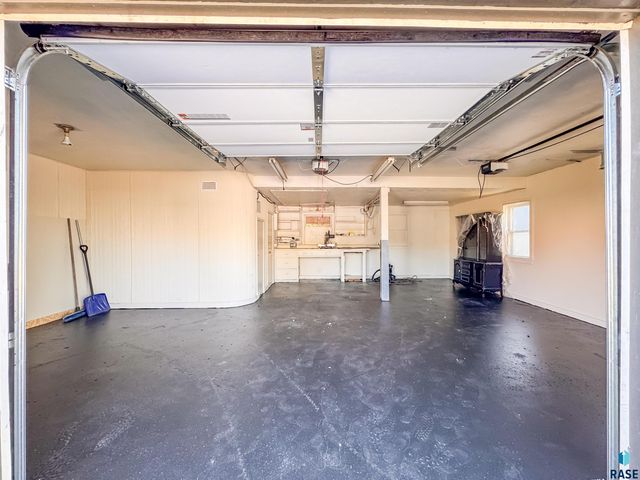 1221 E 12th St Street, Sioux Falls, SD 57103