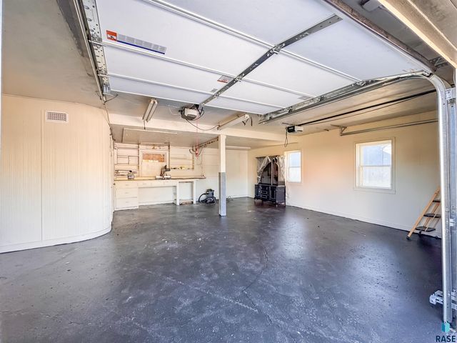 1221 E 12th St Street, Sioux Falls, SD 57103