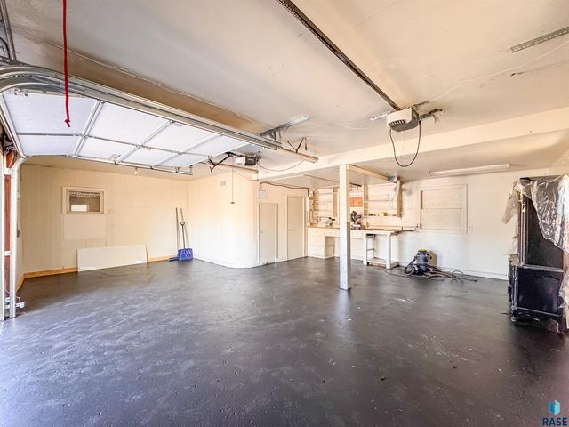 1221 E 12th St Street, Sioux Falls, SD 57103