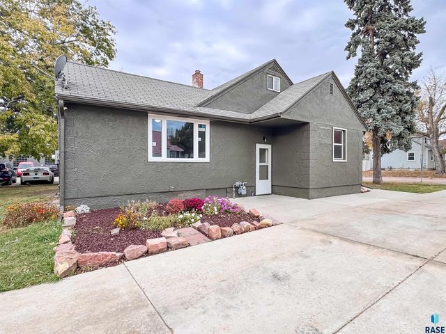1221 E 12th St Street, Sioux Falls, SD 57103