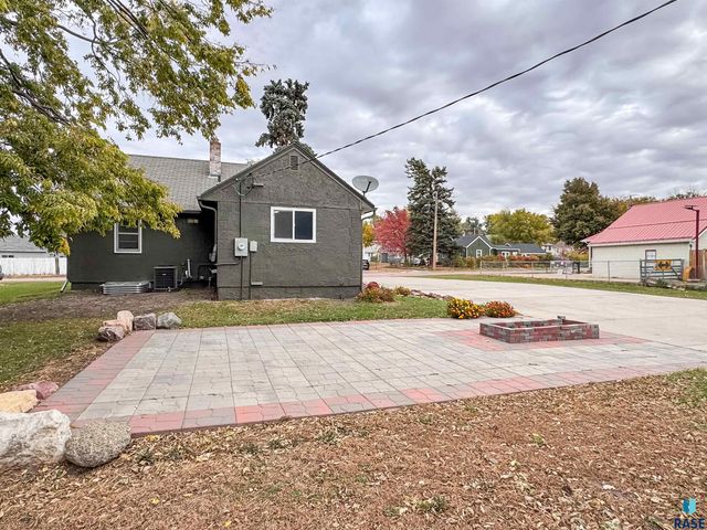 1221 E 12th St Street, Sioux Falls, SD 57103