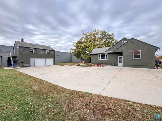 1221 E 12th St Street, Sioux Falls, SD 57103