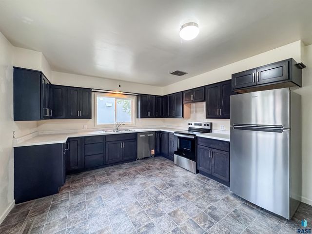 1221 E 12th St Street, Sioux Falls, SD 57103