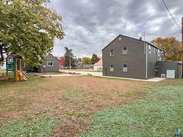 1221 E 12th St Street, Sioux Falls, SD 57103