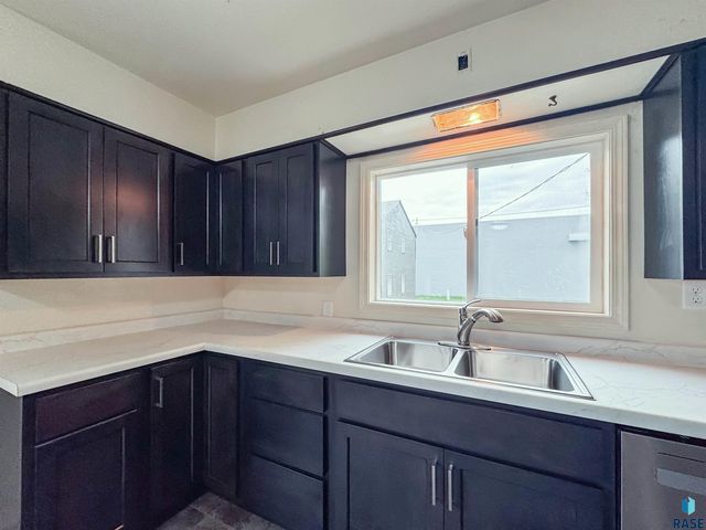 1221 E 12th St Street, Sioux Falls, SD 57103