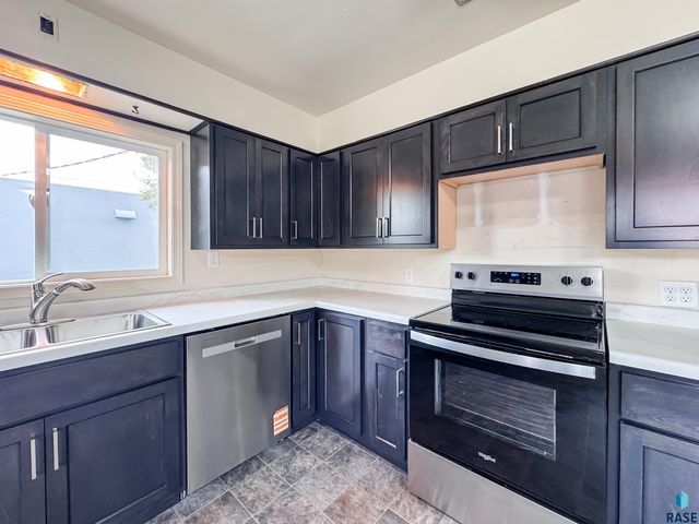 1221 E 12th St Street, Sioux Falls, SD 57103