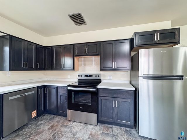 1221 E 12th St Street, Sioux Falls, SD 57103