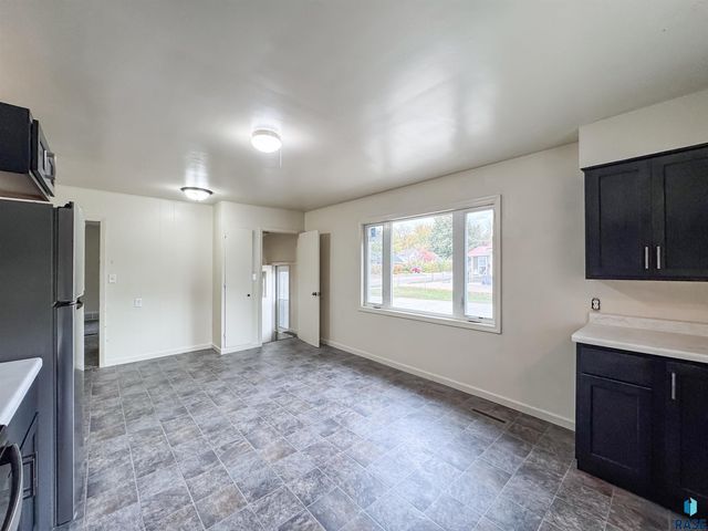 1221 E 12th St Street, Sioux Falls, SD 57103