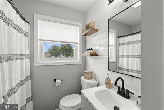 7 RONALD RD, Mechanicsburg, PA 17050