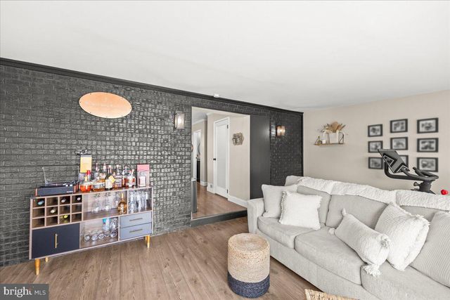 7 RONALD RD, Mechanicsburg, PA 17050