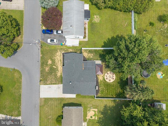7 RONALD RD, Mechanicsburg, PA 17050