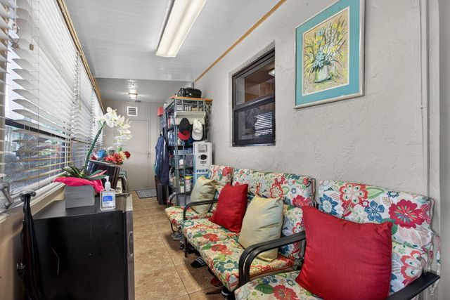 2002 SW Natura Boulevard B, Deerfield Beach, FL 33441