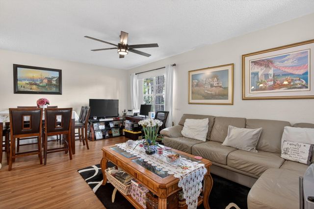 2002 SW Natura Boulevard B, Deerfield Beach, FL 33441